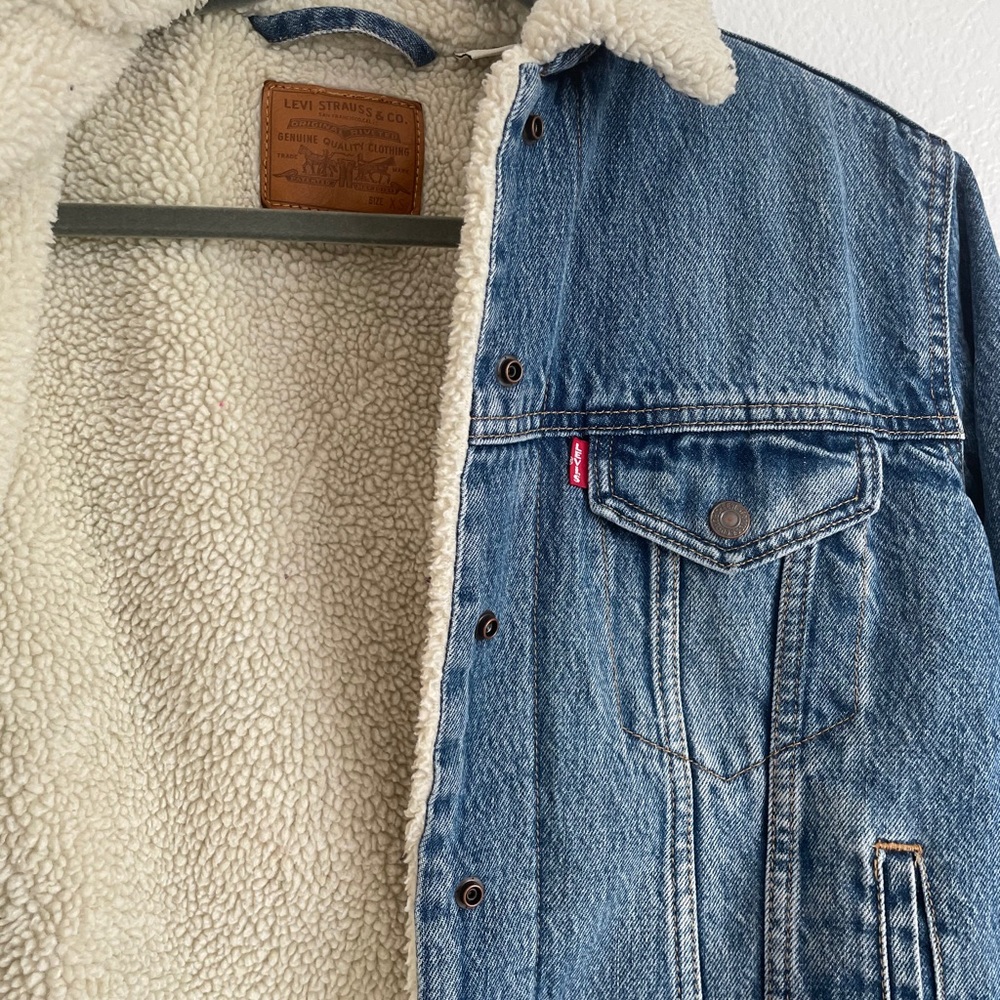 *DONATING ON MONDAY* Levi’s Sherpa Denim Jacket
